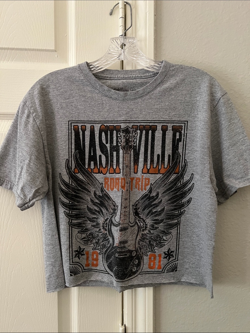 EUC Rebellious One Gray Nashville Graphic Crop Tee w/Black & Orange Print Sz M